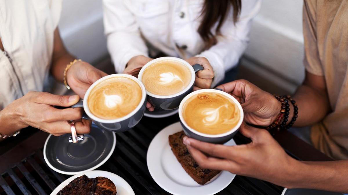 Amigos disfrutando de un café juntos en una cafetería