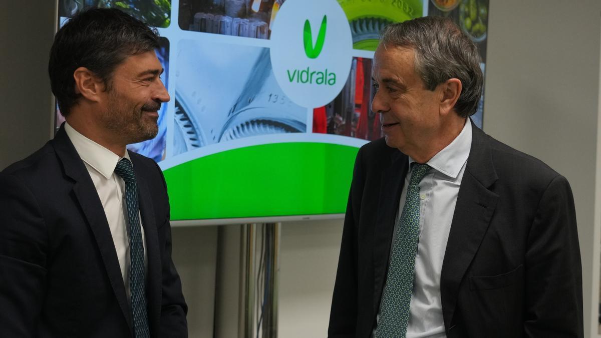 El CEO de Vidrala, Raúl Gómez, y el presidente de la empresa Carlos Delclaux.