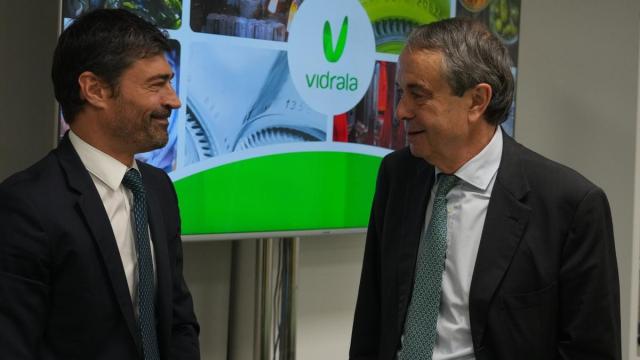 El CEO de Vidrala, Raúl Gómez, y el presidente de la empresa Carlos Delclaux.