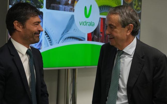 El CEO de Vidrala, Raúl Gómez, y el presidente de la empresa Carlos Delclaux.