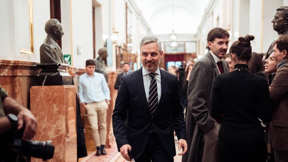 El vicesecretario de Economía del PP, Juan Bravo, llega a una sesión plenaria extraordinaria, en el Congreso de los Diputados