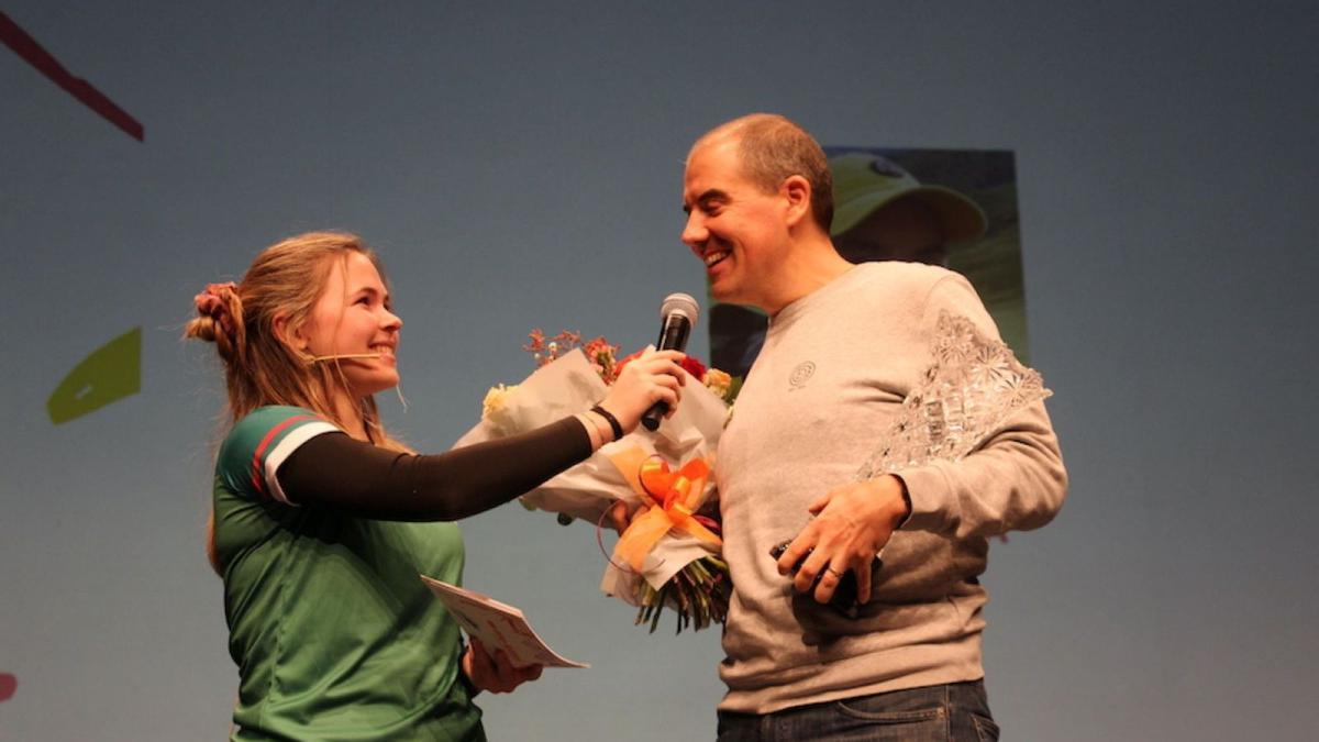 Mikel Lizarralde recibió el premios especial por su labor divulgadora sobre el deporte y la esclerosis múltiple.