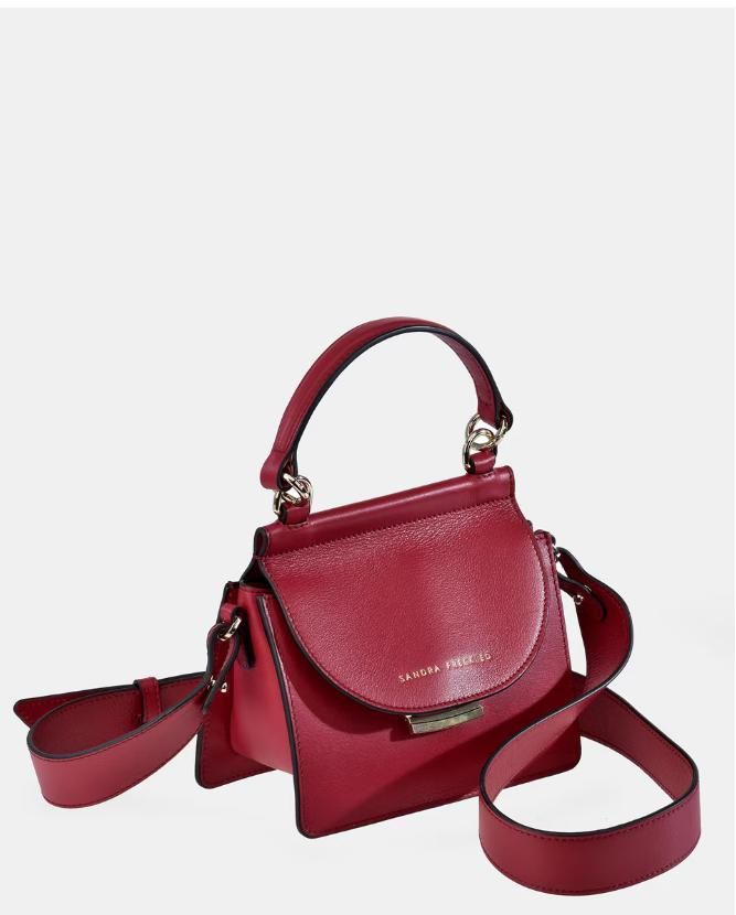 Bolso de mano en piel color burdeos.