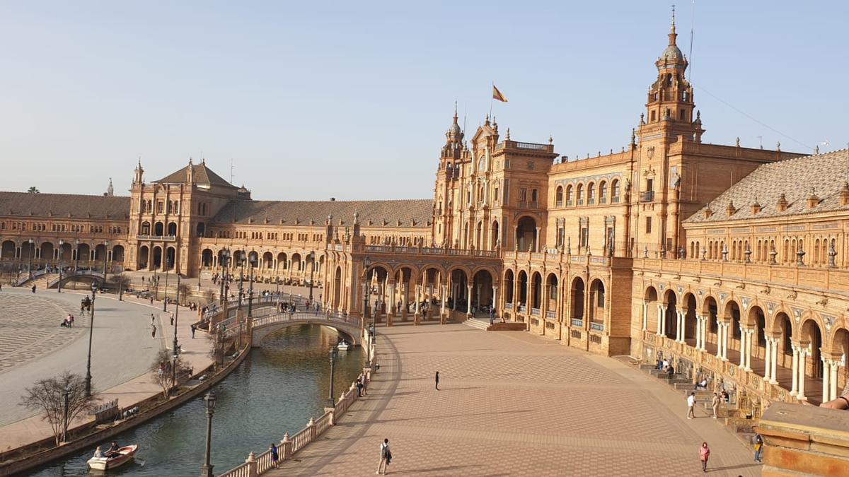 En imágenes: la pareja de Vitoria que equivocó la fecha del vuelo 'se enamora' de Sevilla