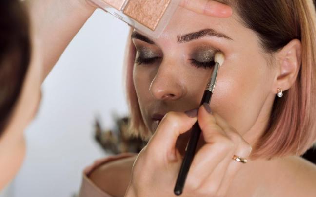 Una mujer durante una sesión de maquillaje.