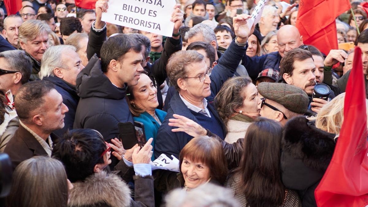 Alberto Núñez Feijóo encabezó la protesta por la moción de censura contra la alcaldesa de Iruñea.