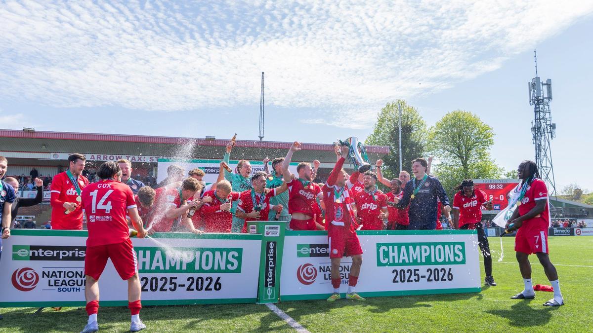 La plantilla del Worthing F.C. celebra el título y el ascenso