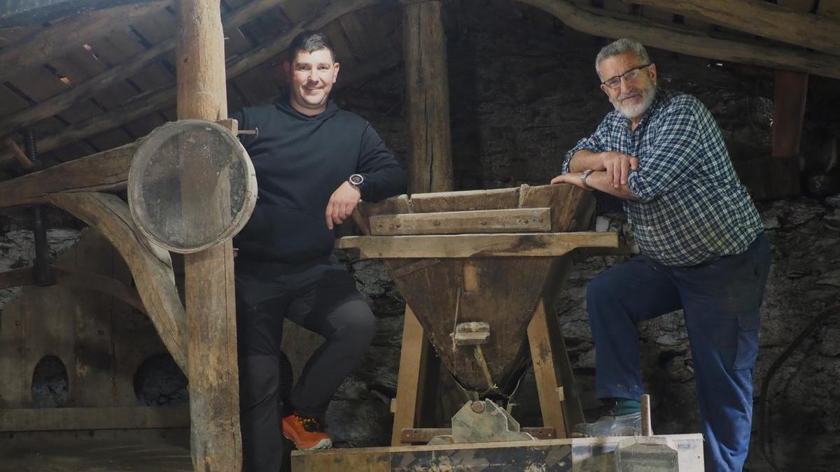 Jon Orbegozo, junto a su padre, Juan Bautista, posan en el molino que la familia mantiene desde finales del siglo XIX