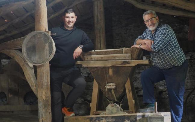 Jon Orbegozo, junto a su padre, Juan Bautista, posan en el molino que la familia mantiene desde finales del siglo XIX