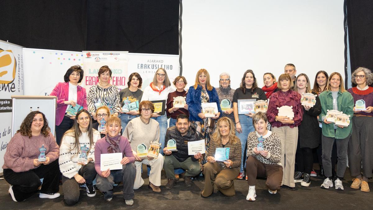 Los ganadores de los certámenes de escaparates de Aiaraldea posando con sus trofeos