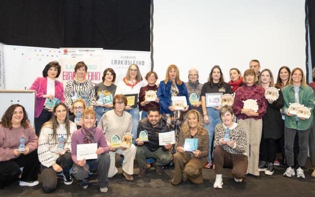Los ganadores de los certámenes de escaparates de Aiaraldea posando con sus trofeos