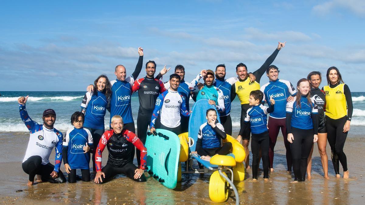 Integrantes y monitores del programa de surf therapy de la ONG Koaina en la playa de Zarautz.