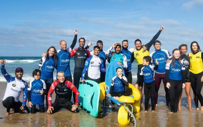 Integrantes y monitores del programa de surf therapy de la ONG Koaina en la playa de Zarautz.