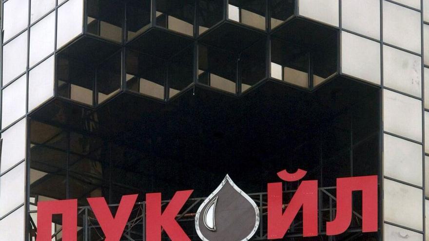 Fachada de la sede de Lukoil en Moscú.