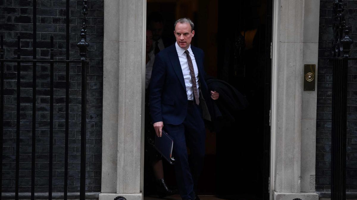 El ministro británico de Justicia, Dominic Raab, abandonando Downing Street.