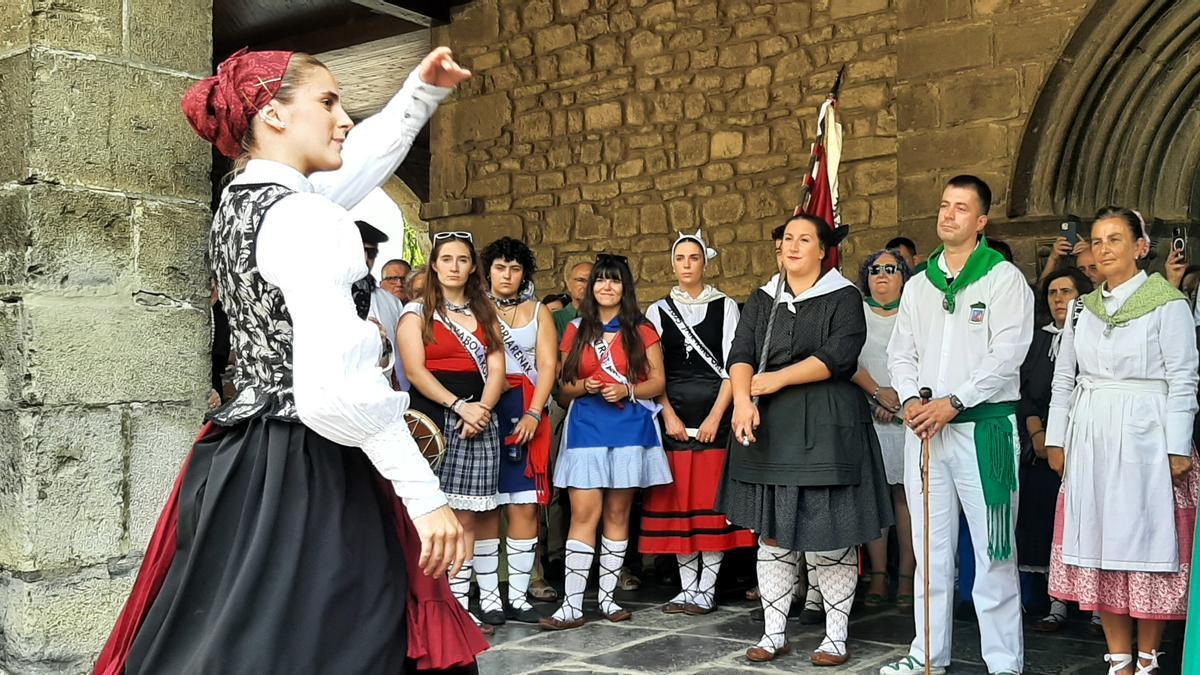 Aurresku de honor a la salida de la misa por la patrona