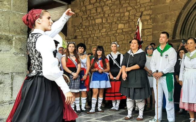 Aurresku de honor a la salida de la misa por la patrona