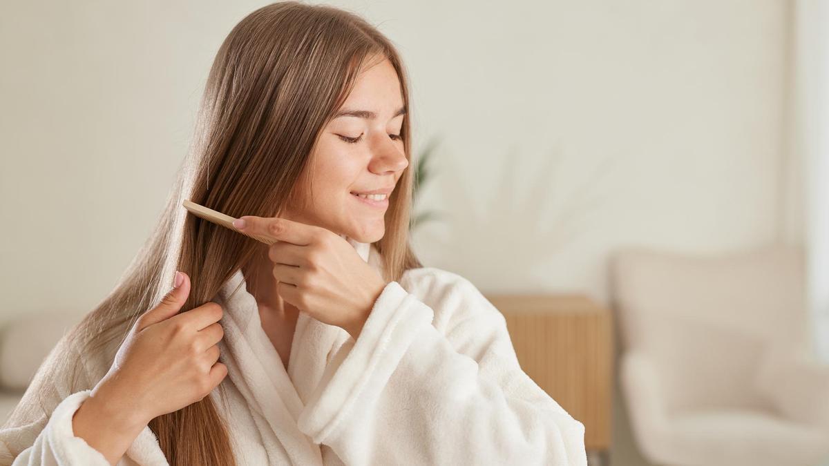 Mujer aplicando la técnica Gua Sha.