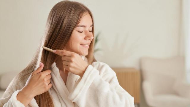 Mujer aplicando la técnica Gua Sha. Mujer aplicando la técnica Gua Sha.