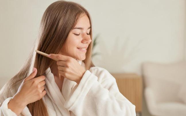 Mujer aplicando la técnica Gua Sha. Mujer aplicando la técnica Gua Sha.