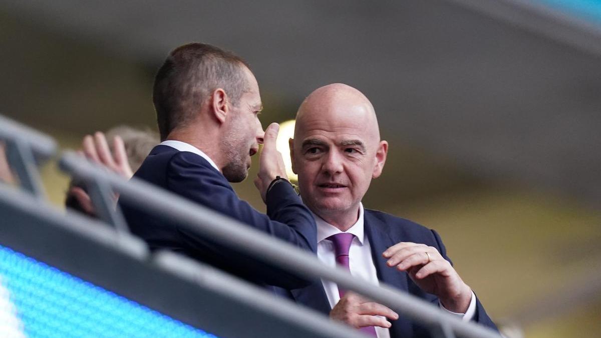 El presidente UEFA, Aleksander Ceferin, charla con Gianni Infantino en una imagen de archivo.