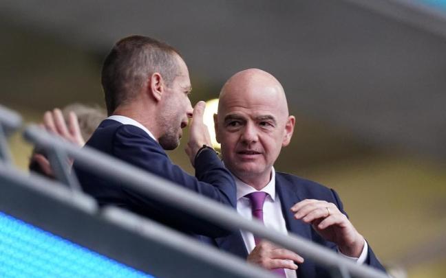 El presidente UEFA, Aleksander Ceferin, charla con Gianni Infantino en una imagen de archivo.