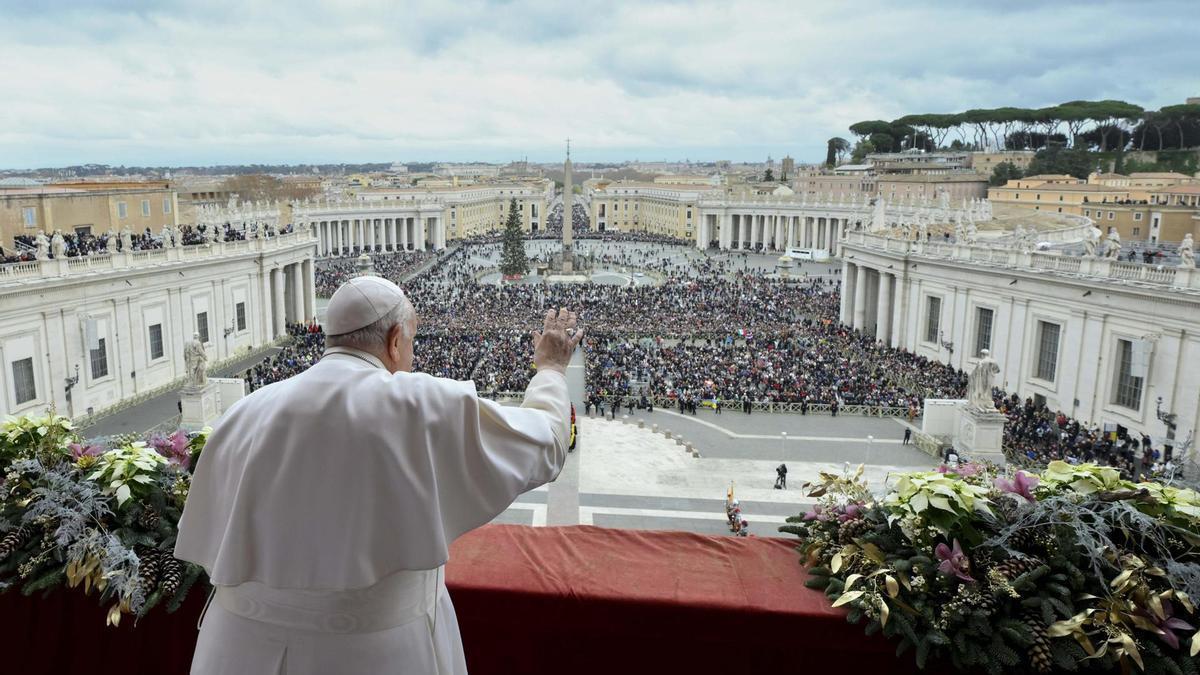 El Papa da la bendición 'urbi et orbi' desde el balcón de la fachada de la basílica de San Pedro.