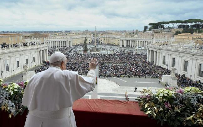 El Papa da la bendición 'urbi et orbi' desde el balcón de la fachada de la basílica de San Pedro.