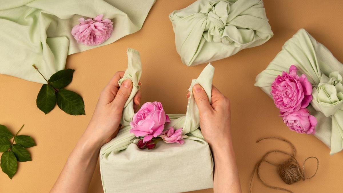 Envolver regalos utilizando la técnica del furoshiki y decorándolos con flores