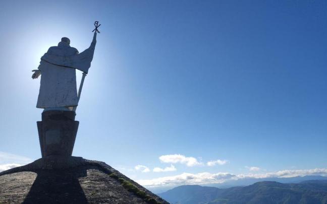 La figura de San Ignacio, insospechado protagonistas del Carnval, observa Azpeitia desde Xoxote.