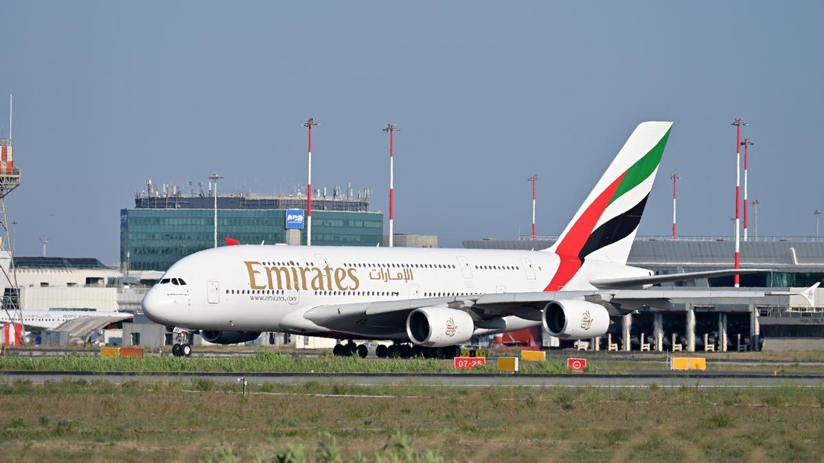Un avión de la aerolínea Emirates Airways