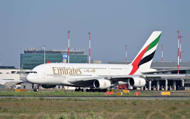 Un avión de la aerolínea Emirates Airways