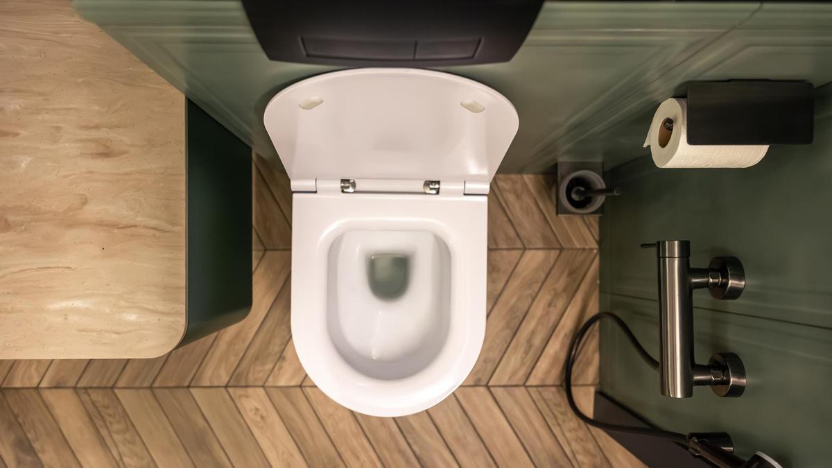 Un retrete con la tapa levantada en un baño moderno.