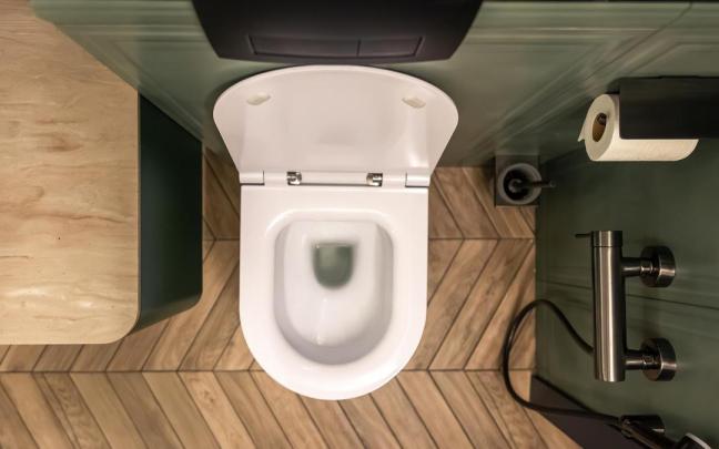 Un retrete con la tapa levantada en un baño moderno.