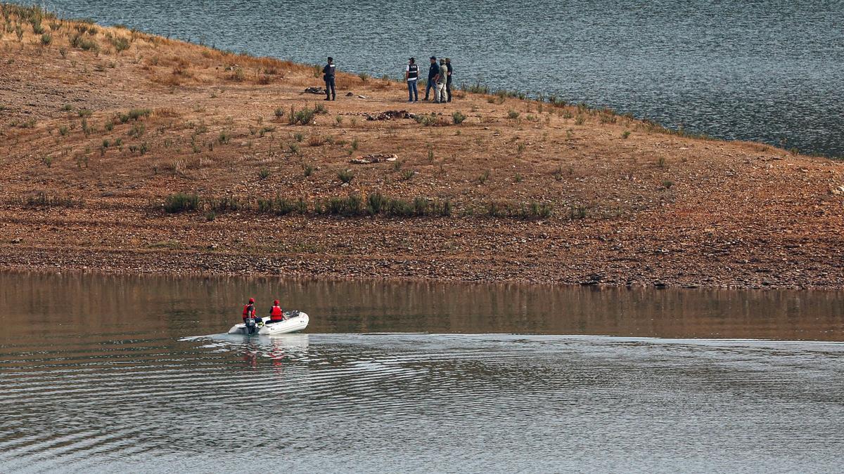 Dispositivo de búsqueda de pistas que ayudan a esclarecer la desaparición de Madeleine McCann en el pantano del Algarve.