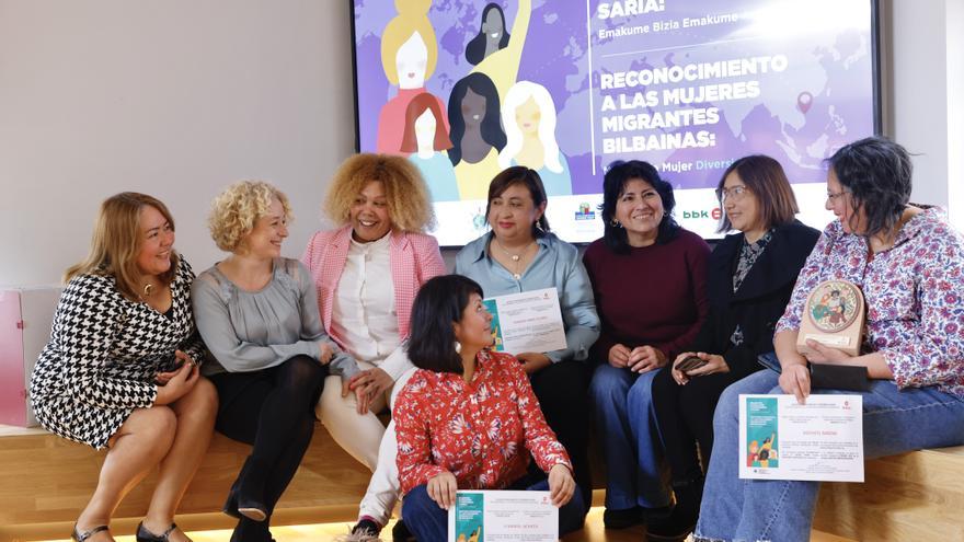 El Consistorio ha hecho entrega de estos premios a siete mujeres que reconocen a la Mujer Política, Artista, Defensora de los Derechos Humanos, Joven, Agente Comunitaria y Emprendedora.