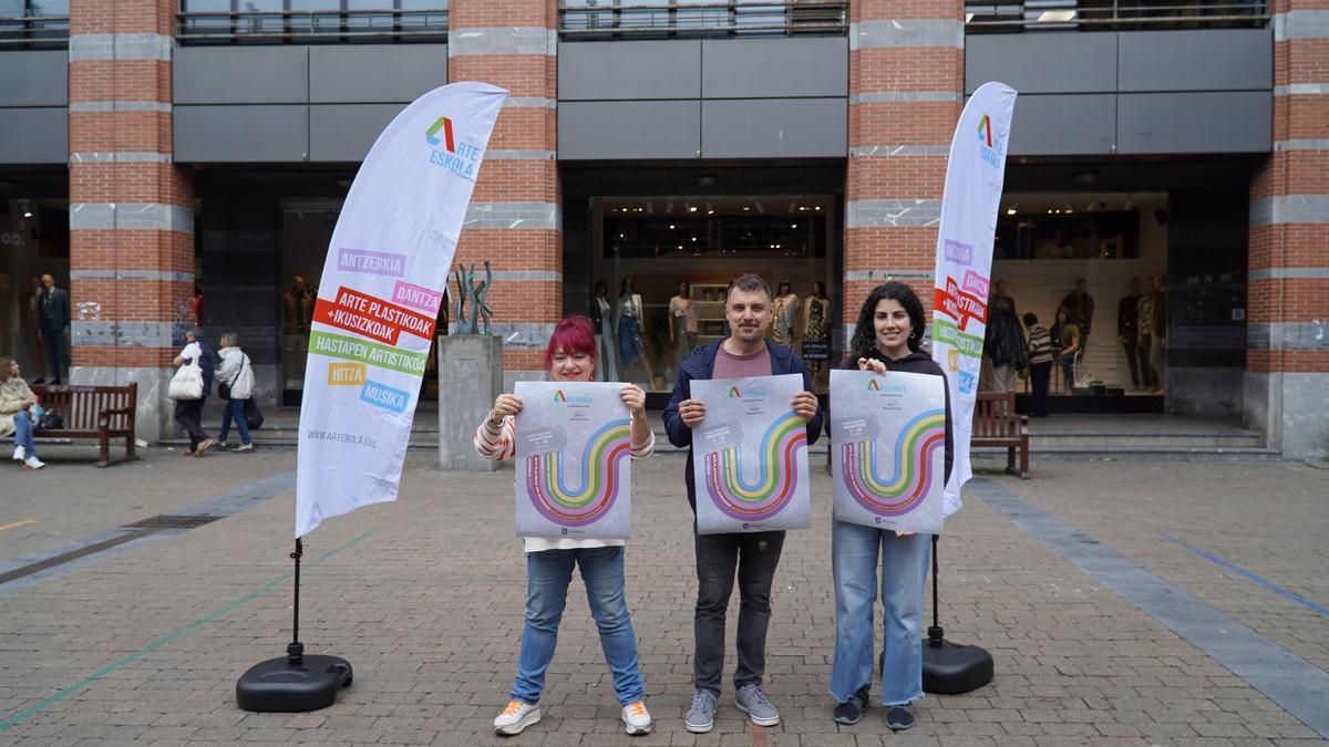 Responsables de Herri Arte Eskola y del Ayuntamiento