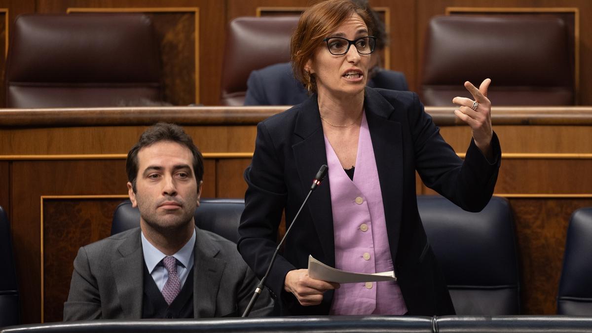 La ministra de Sanidad, Mónica García, interviene en el Congreso.