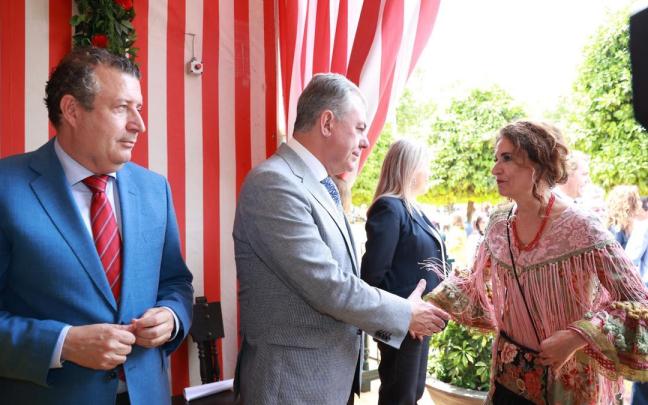 María Jesús Montero, saluda al alcalde de Sevilla, José Luis Sanz, junto al presidente de la Diputación Javier Fernández, en la Feria de Abril de Sevilla. / EP María Jesús Montero, saluda al alcalde de Sevilla, José Luis Sanz, junto al presidente de la Diputación Javier Fernández, en la Feria de Abril de Sevilla.
