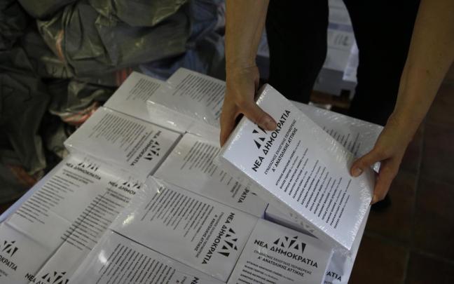 Un colegio electoral griego se prepara para abrir sus puertas en Atenas.