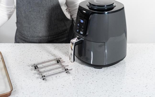 Una freidora de aire lista para empezar a cocinar con ella.