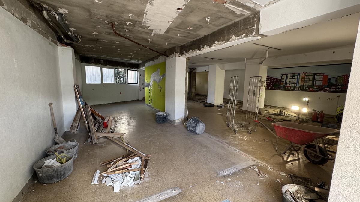 El interior del gaztetxoko de San Andrés, en la plaza Kurtzetxiki, ya refleja el inicio de las obras de renovación