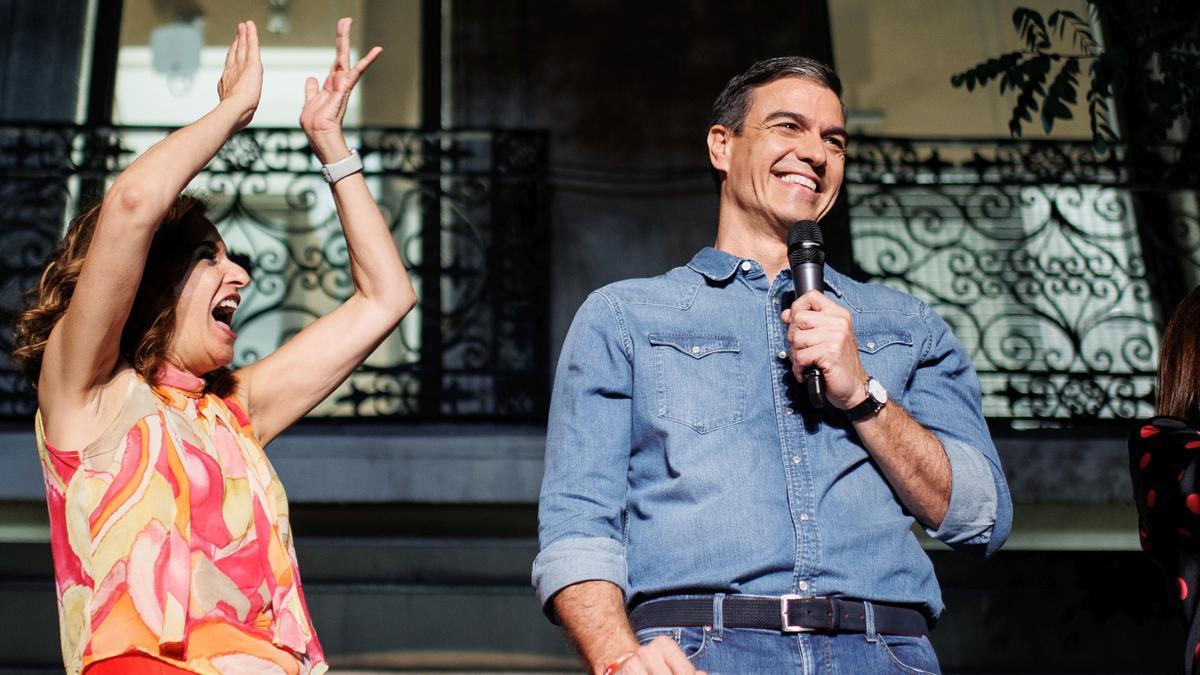 El secretario general del PSOE, Pedro Sánchez, agradece a sus votantes los resultados junto a una eufórica María Jesús Montero.