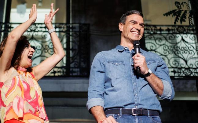 El secretario general del PSOE, Pedro Sánchez, agradece a sus votantes los resultados junto a una eufórica María Jesús Montero.