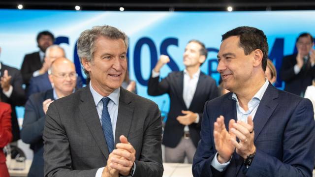 El líder del PP, Alberto Núñez Feijóo, junto a Juanma Moreno, en la reunion de la Junta Directiva Nacional celebrada tras el triunfo popular en las elecciones de Andalucía.