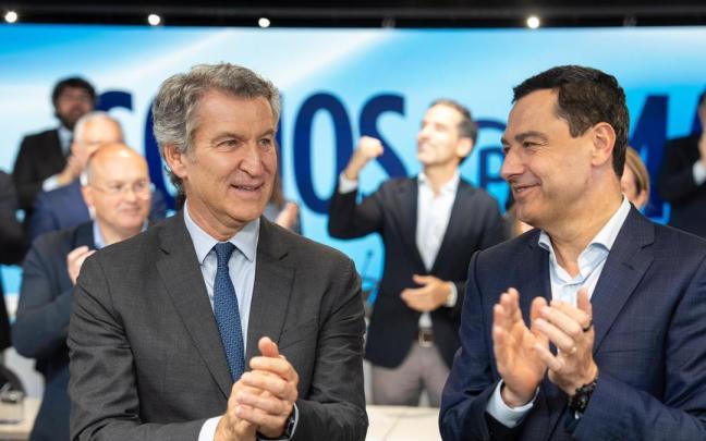 El líder del PP, Alberto Núñez Feijóo, junto a Juanma Moreno, en la reunion de la Junta Directiva Nacional celebrada tras el triunfo popular en las elecciones de Andalucía.