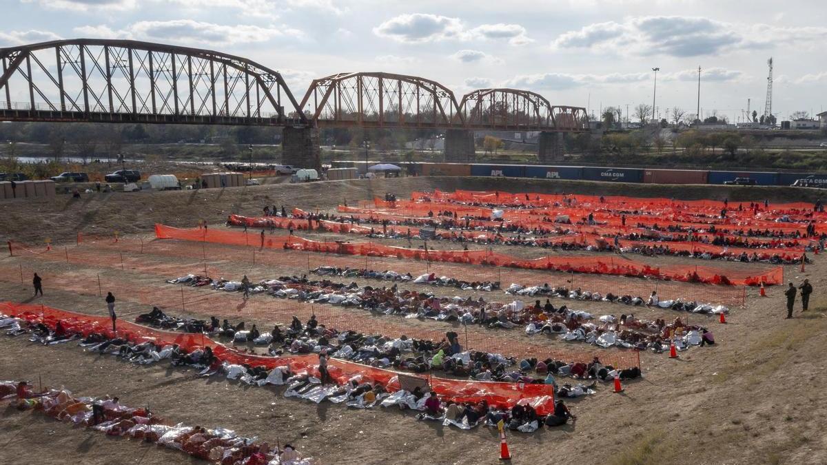 Migrantes retenidos en el parque Shelby de Eagle Pass, en la frontera con Texas.