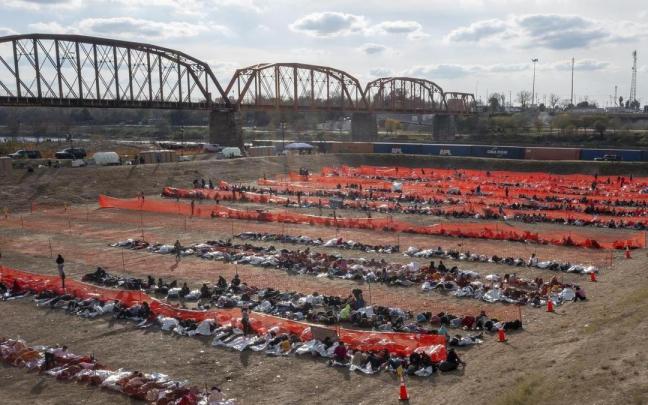 Migrantes retenidos en el parque Shelby de Eagle Pass, en la frontera con Texas. / EFE Migrantes retenidos en el parque Shelby de Eagle Pass, en la frontera con Texas.