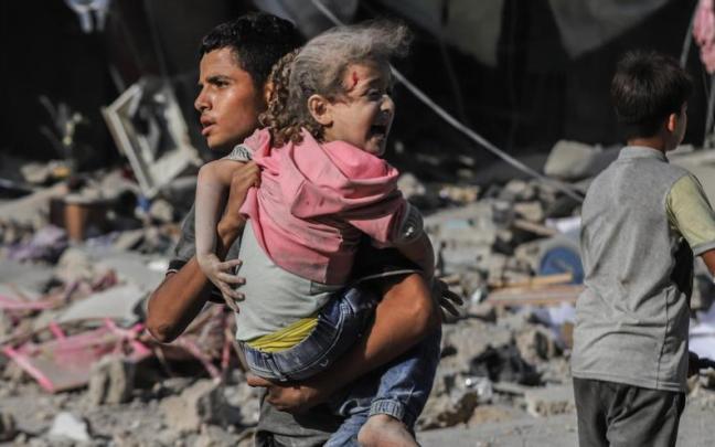 Una niña palestina aterrorizada y herida tras un bombardeo por parte del Ejército israelí.