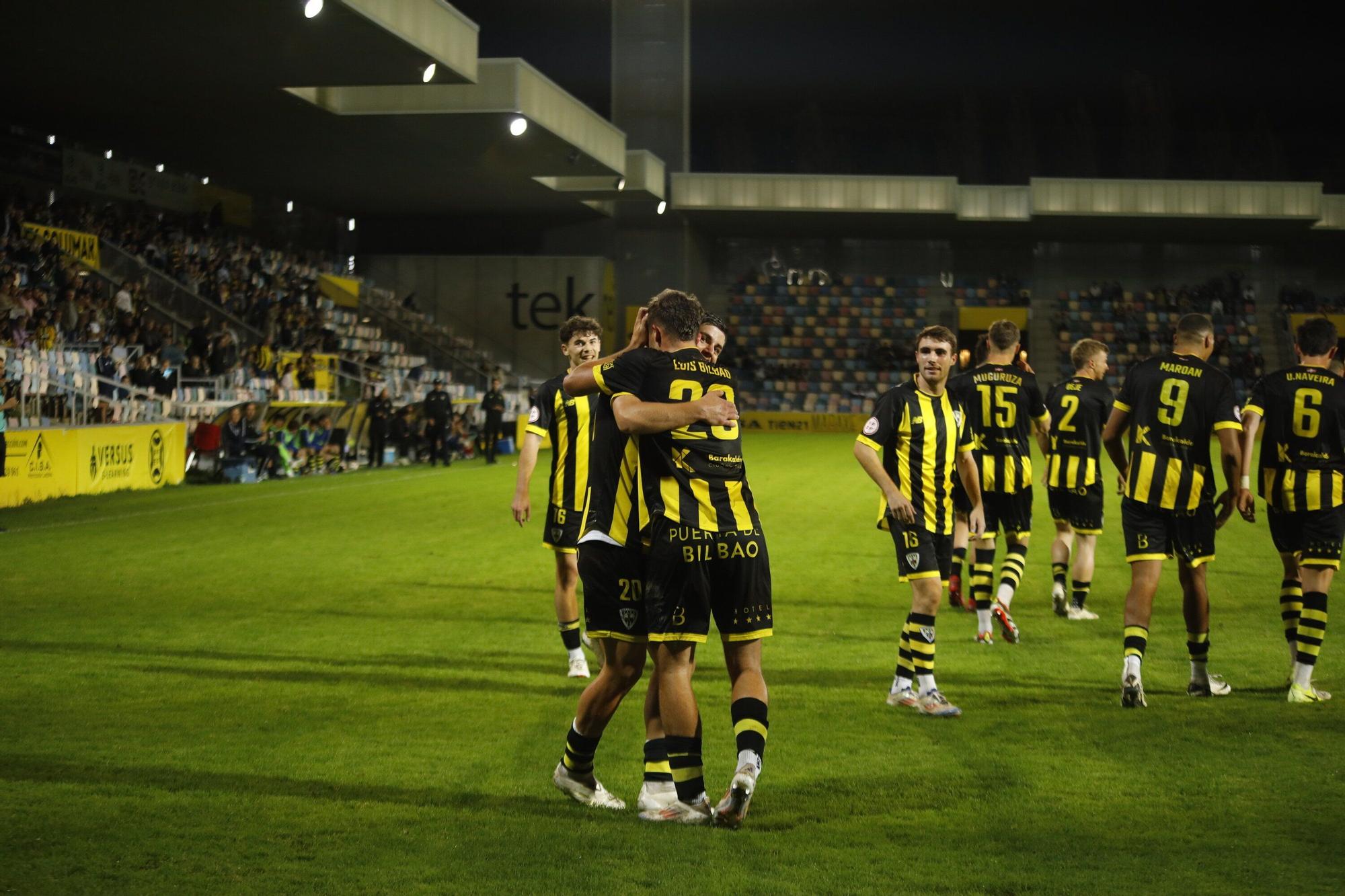 Jugadores del Barakaldo Cf festejan uno de los goles marcados ayer al Tarazona. / MARKEL FERNÁNDEZ